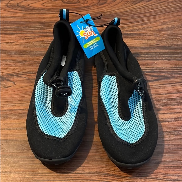 NWT Bring on the Sun Water Shoes - Black and Blue- Women’s 7/8 - Picture 1 of 4